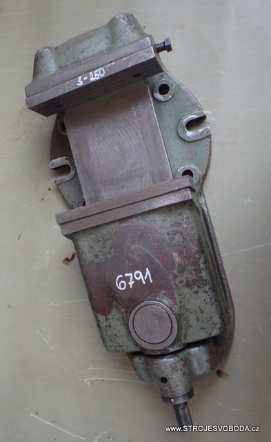 Svěrák strojní 250mm (06791 (4).JPG)